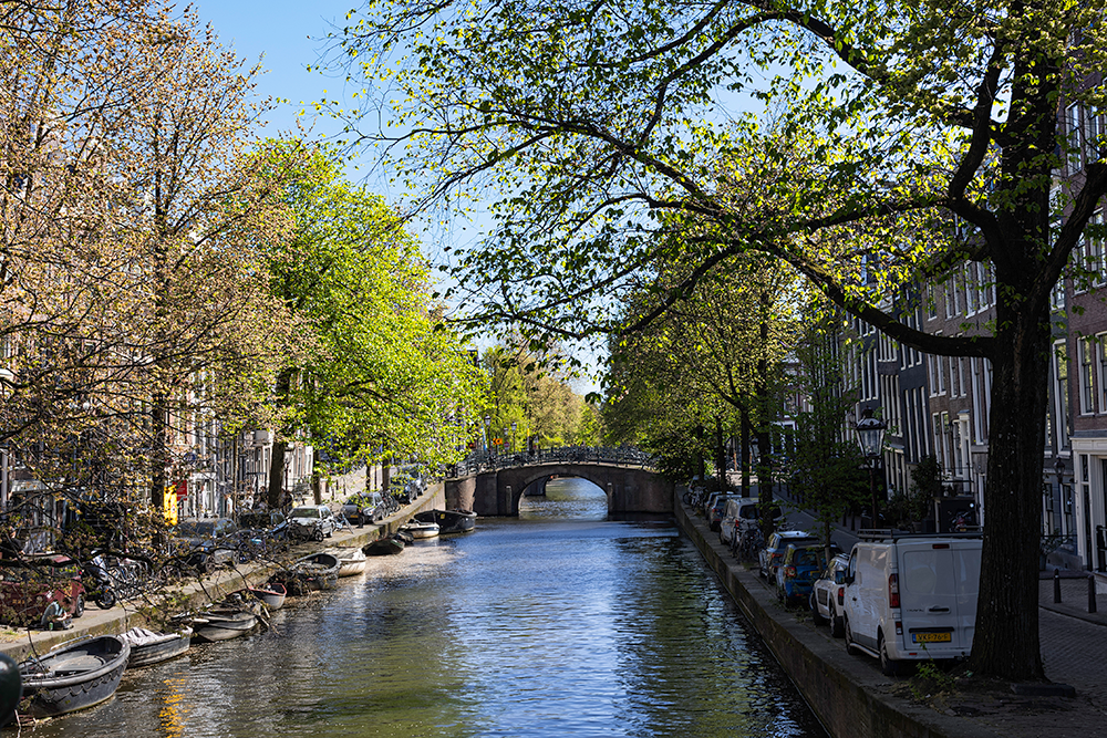 7 Reguliersgracht. Foto genomen vanaf de Tante Sarabrug in zuidelijke richting.
(Canon EOS R + Lens RF24 - 50 mm)